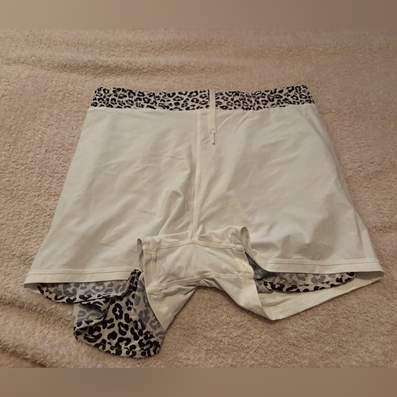 NWOT:BUFF BUNNY cheetah print shorts size medium - Picture 3 of 4